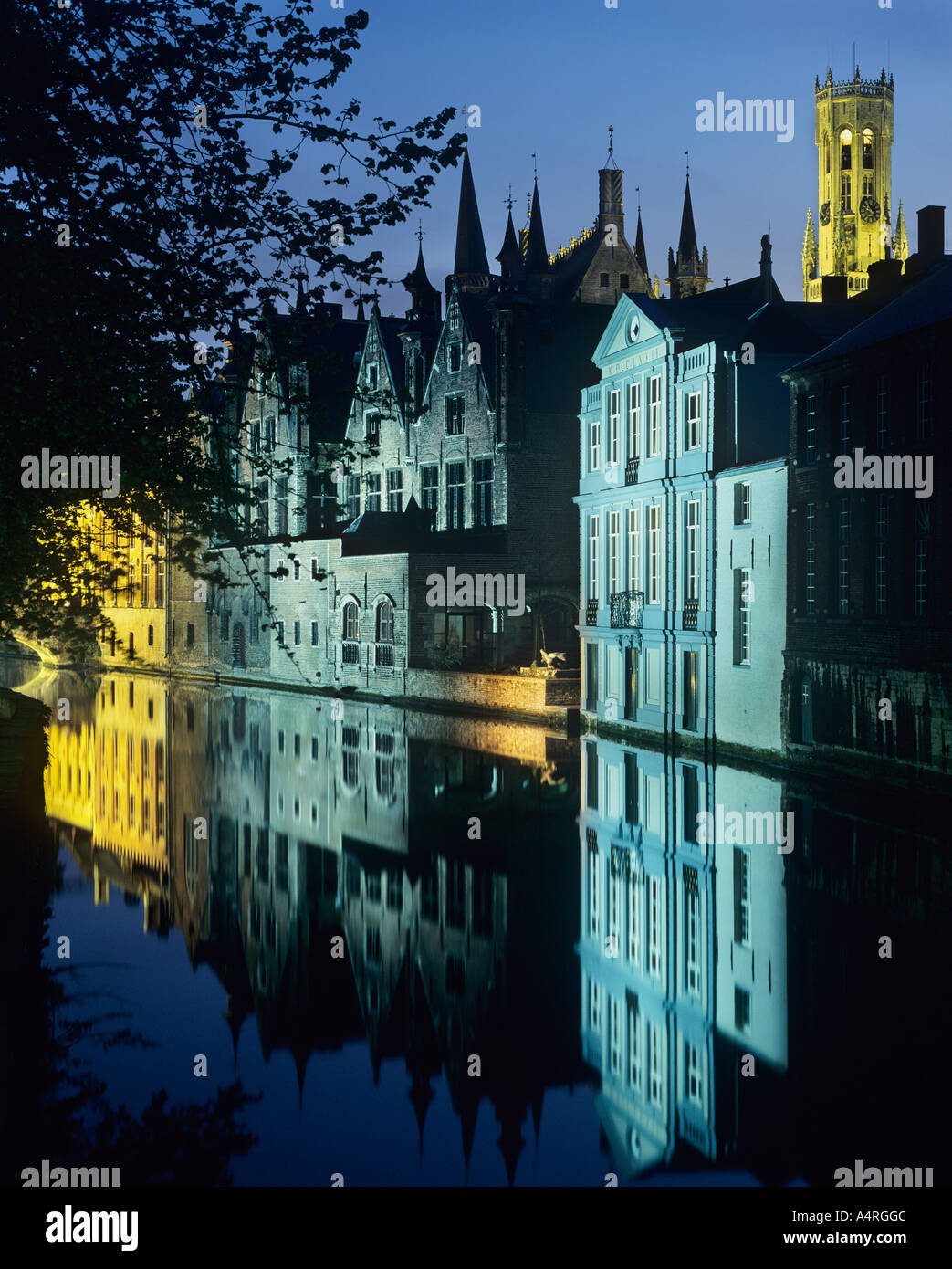Nachtansicht des Kanals Altbauten und Kirche in Brügge (Brugge) Belgien. Stockfoto