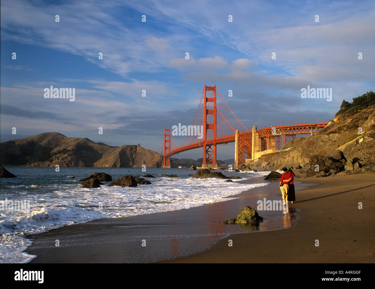 Paar am Strand mit Blick auf San Francisco golden Gate Brücke, Calafornia, USA Stockfoto