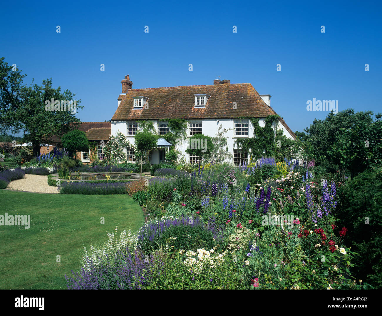 Landhaus und Garten im Sommer, England. Stockfoto