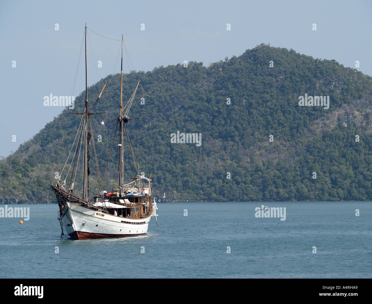 Segelboot vor Anker kuah Langkawi Malaysia Stockfoto