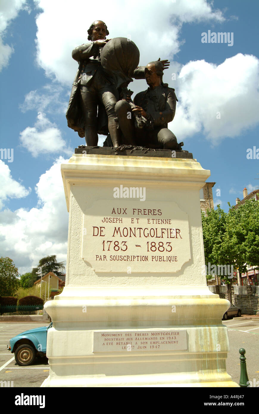 annonayMBF1541 Annonay Ardeche Rhone Tal Frankreich Statue des berühmten [Brüder Montgolfier] zuerst gesendet Ballon in die Flucht Stockfoto