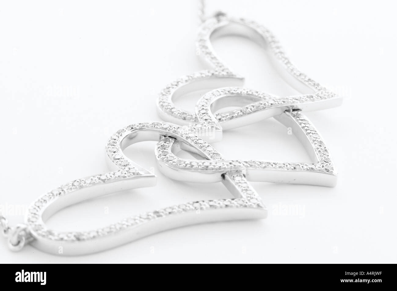 weißes Gold und Diamant-Halskette mit drei ineinander verschlungene Herzen Stockfoto