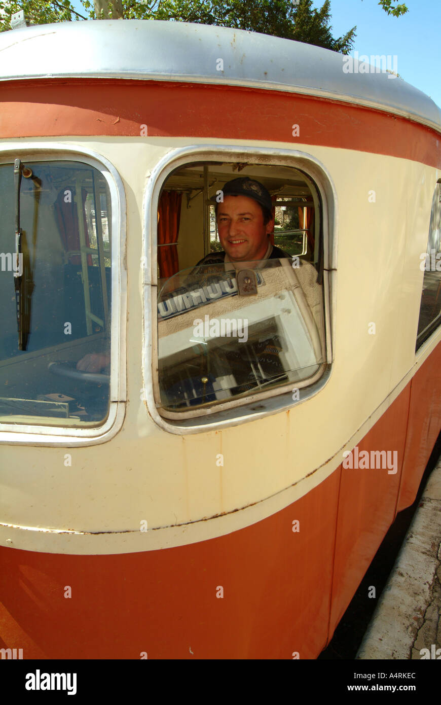 vivaraisMBF1551 Tournon Ardeche Rhone Tal Frankreich Fahrer des Billard Drehgestell Triebwagen posiert für Foto am Bahnhof Stockfoto