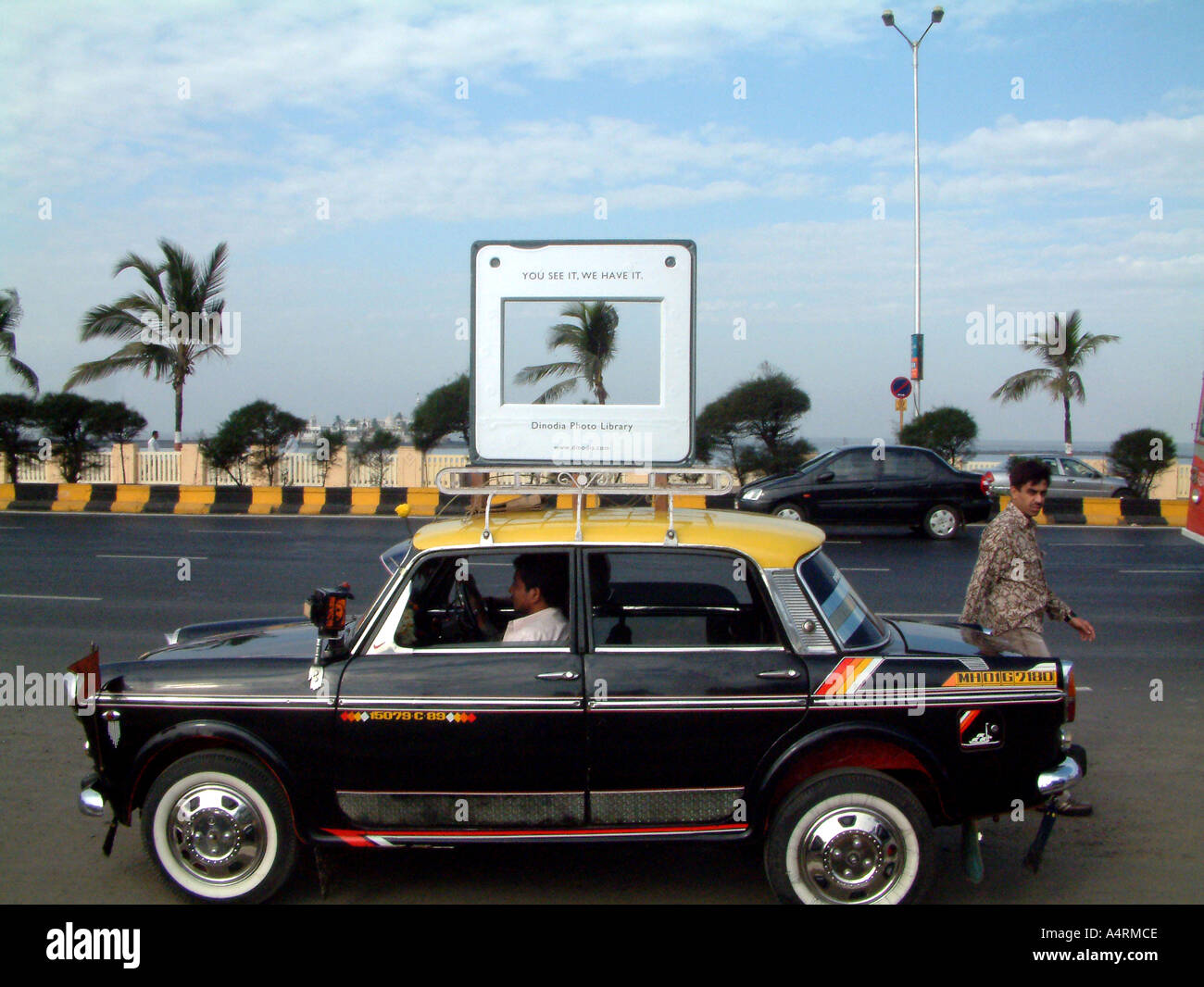 35-mm-Folientransparenz auf dem Taxiunternehmen als Werbeaktion für die Dinodia Photo Library in Bombay Mumbai Maharashtra India Asia Stockfoto
