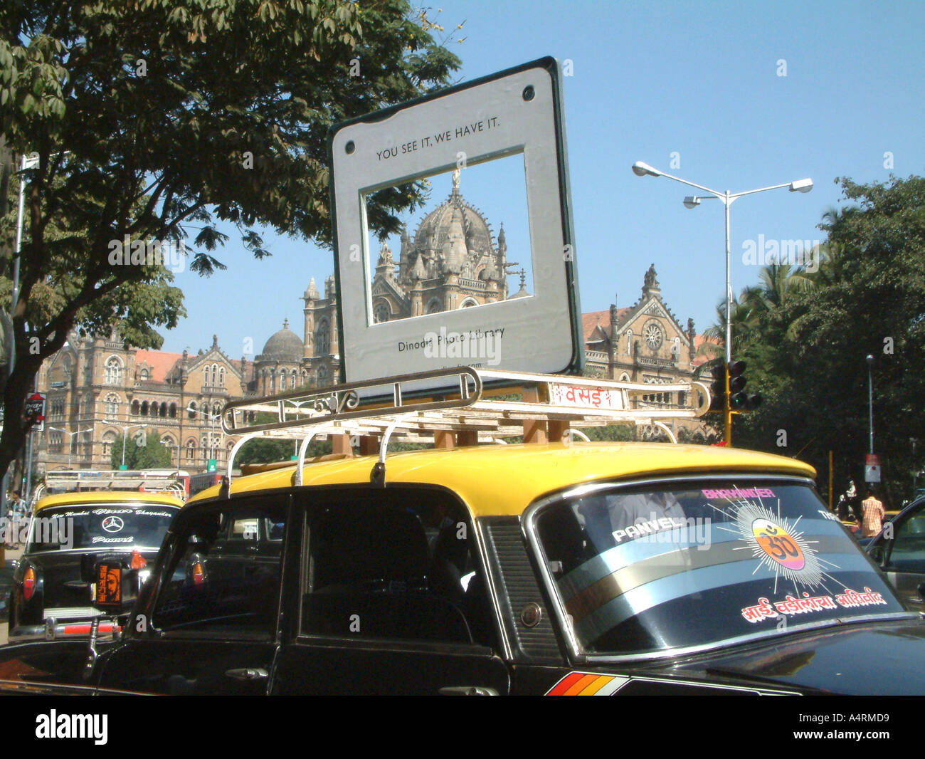 35-mm-Folientransparenz auf dem Taxiunternehmen als Werbeaktion für die Dinodia Photo Library in Bombay Mumbai Maharashtra India Asia Stockfoto