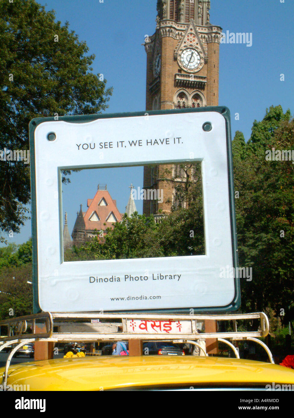 35-mm-Folientransparenz auf dem Taxiunternehmen als Werbeaktion für die Dinodia Photo Library in Bombay Mumbai Maharashtra India Asia Stockfoto