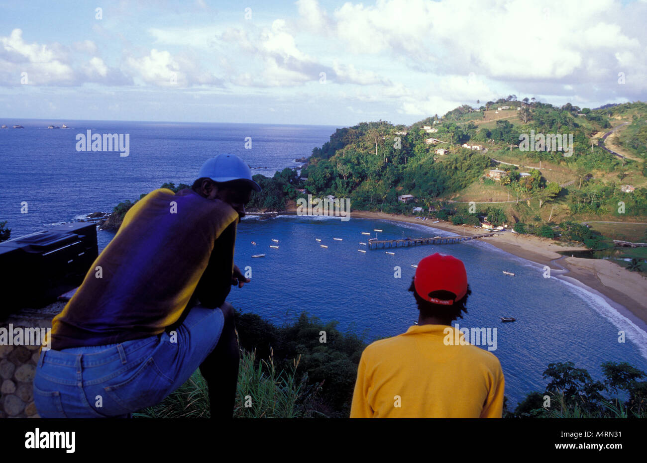 Männer auf der Suche über verlangt Bay Tobago Stockfoto