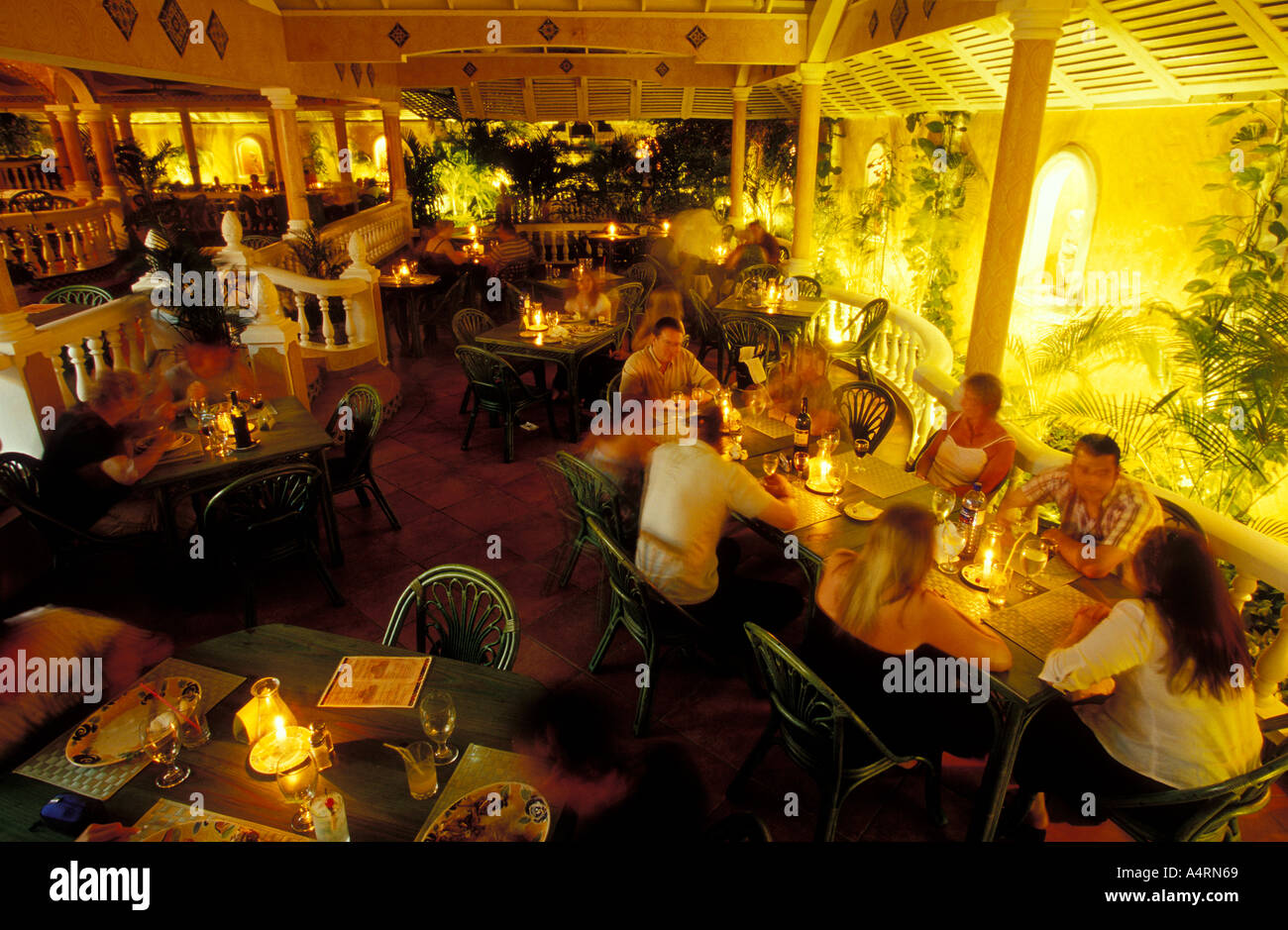 Leute sitzen im Coco Loco Bar and Restaurant in Crown Point Tobago Stockfoto