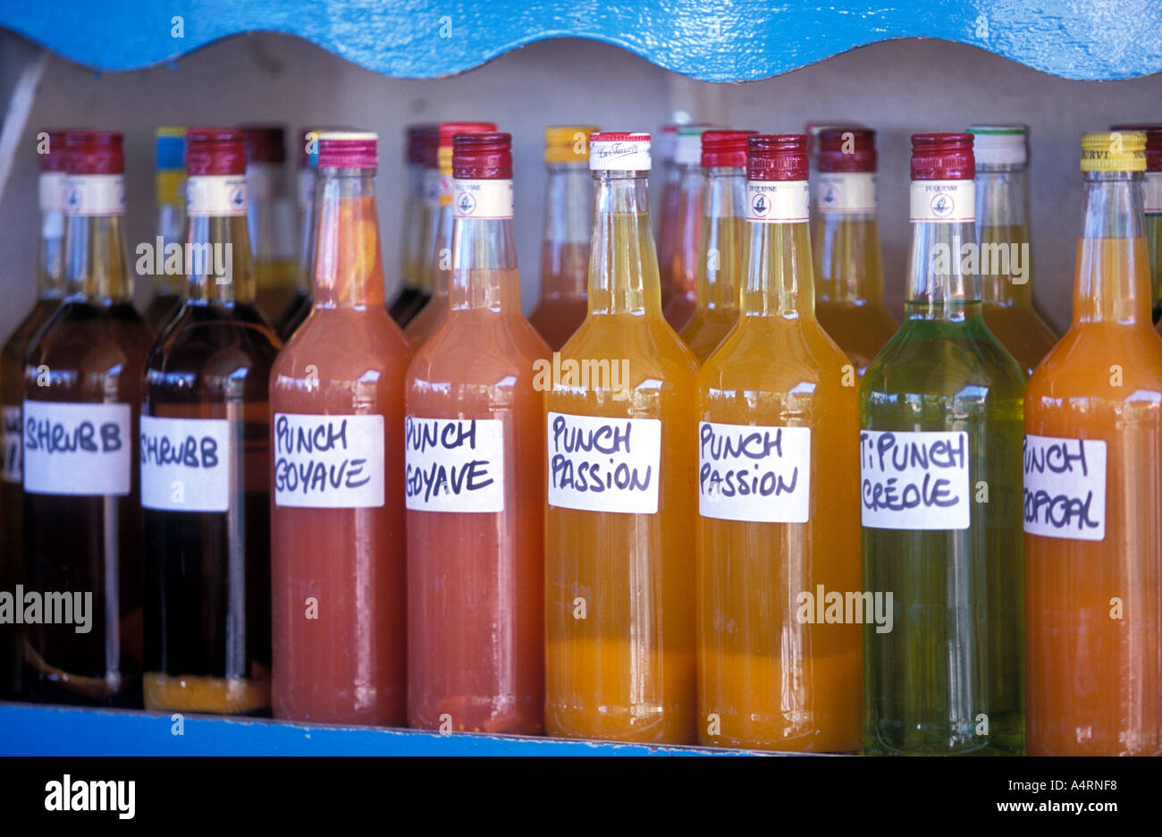 Flaschen von lokal produzierten Punch Saint Anne Martinique Stockfoto
