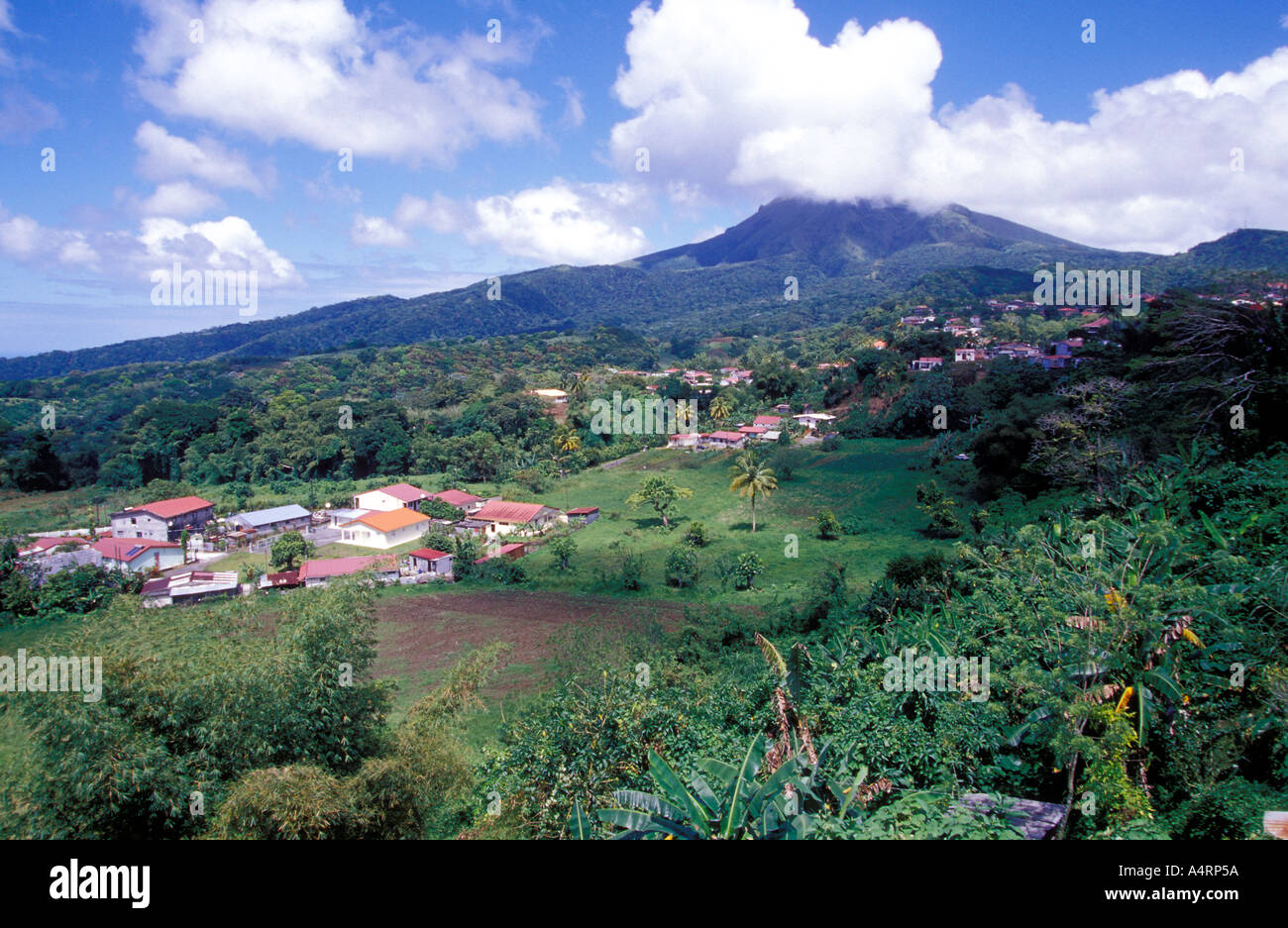 Le Morne Rouge Dorf durch den Mont Pelee vulkanischen Berg Martinique Stockfoto