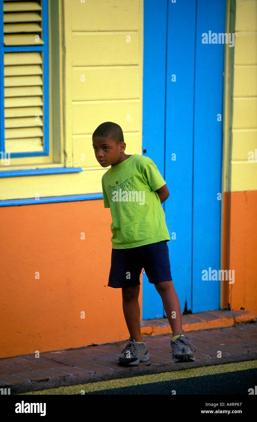 Young kid tatenlos einen bunten Häuser in Trois-Ilets-Martinique Stockfoto