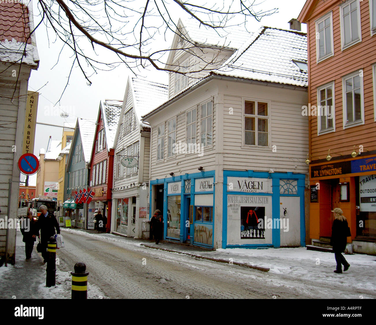 Schneebedeckte Straßenszene in Bergen, Norwegen, Skandinavien, Europa Stockfoto