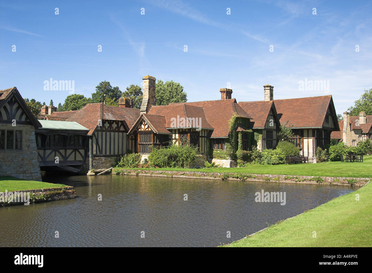 Tudor Cottages und Wassergraben, inmitten dem herrlichen Gelände des Hever Castle. Hever, Kent UK Stockfoto