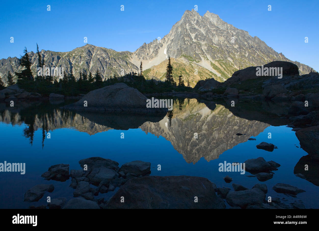 Mount Stuart spiegelt sich im ruhigen Wasser der Ingalls Lake Central Cascades Washington USA Stockfoto