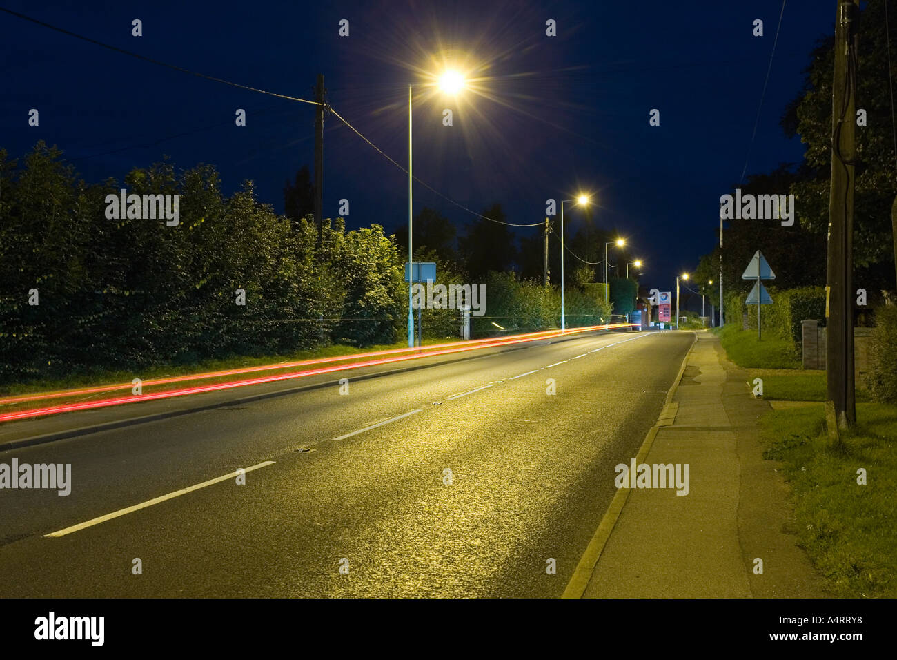 Spuren des Lichts von einem vorbeifahrenden Auto. Stockfoto