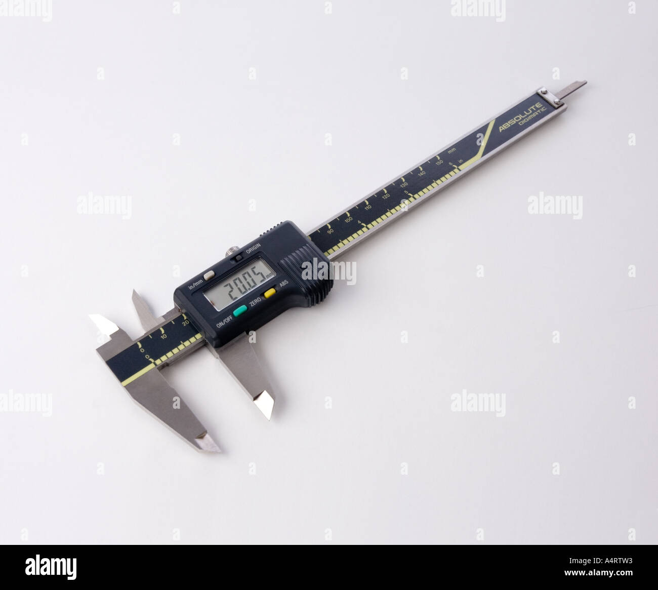 Einem digitalen Bremssattel verwendet, um die Größe der Teile zu messen Stockfoto