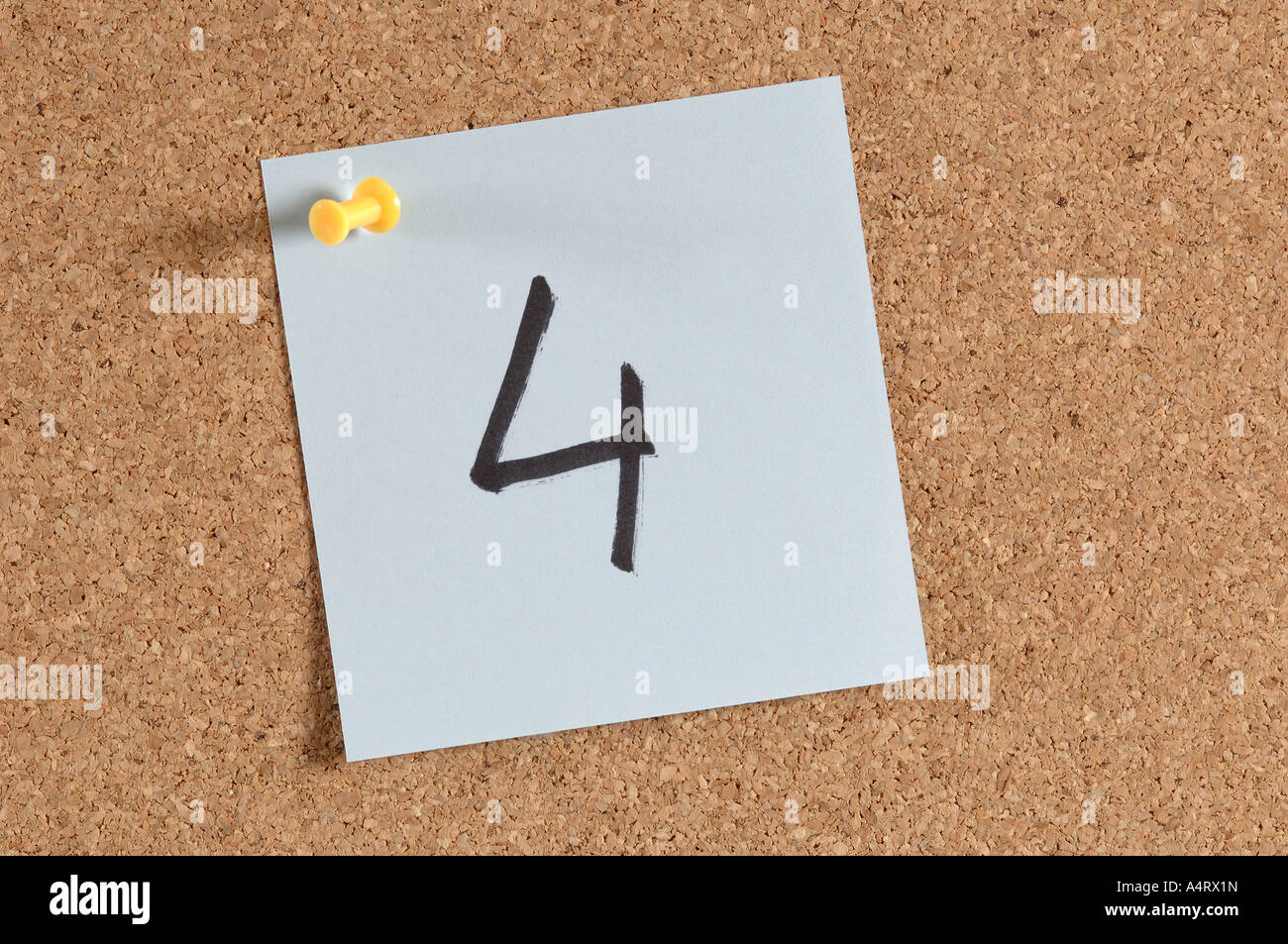 Nummer 4 auf Message board Stockfoto
