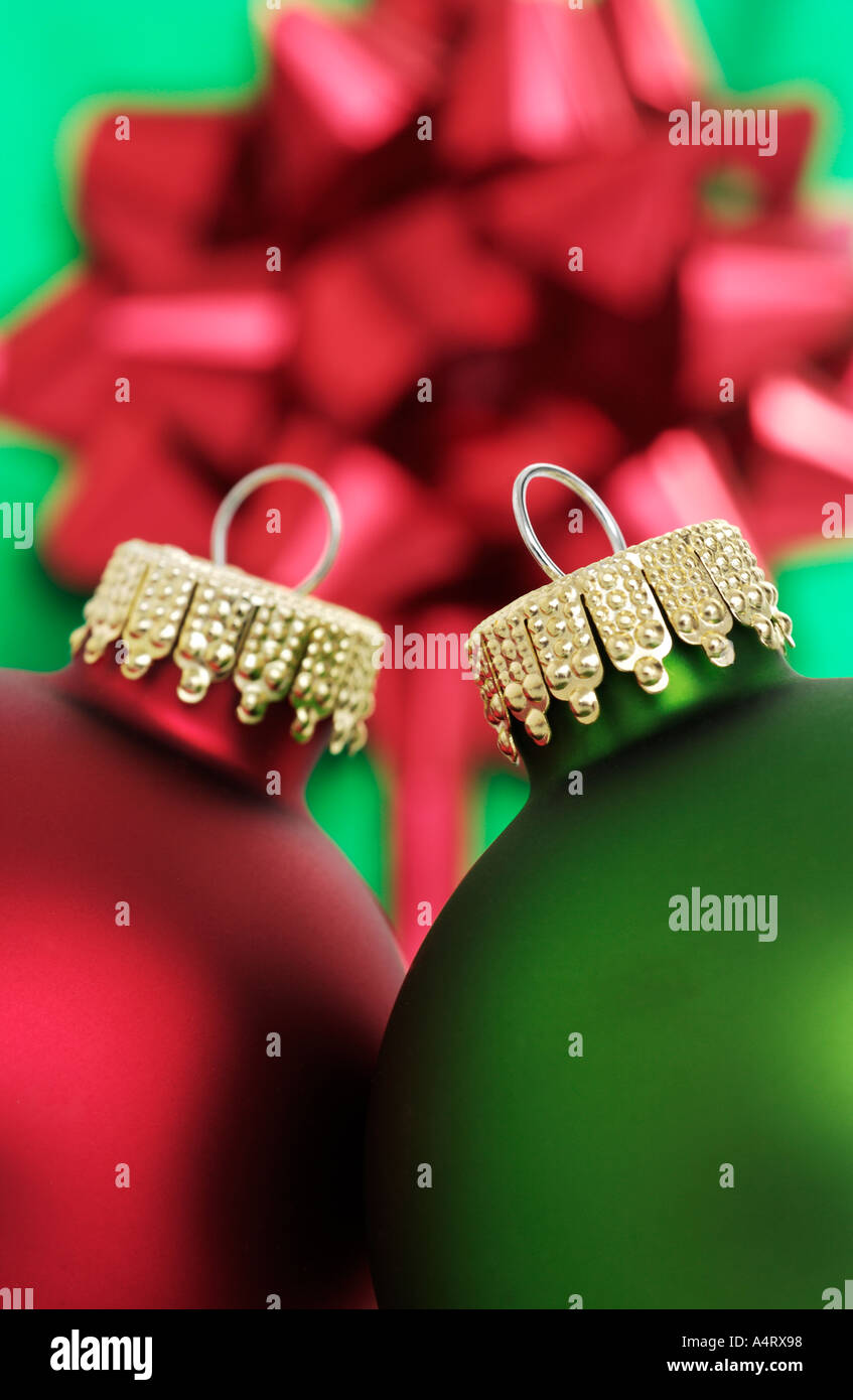 Weihnachtsschmuck mit Geschenk im Hintergrund Stockfoto