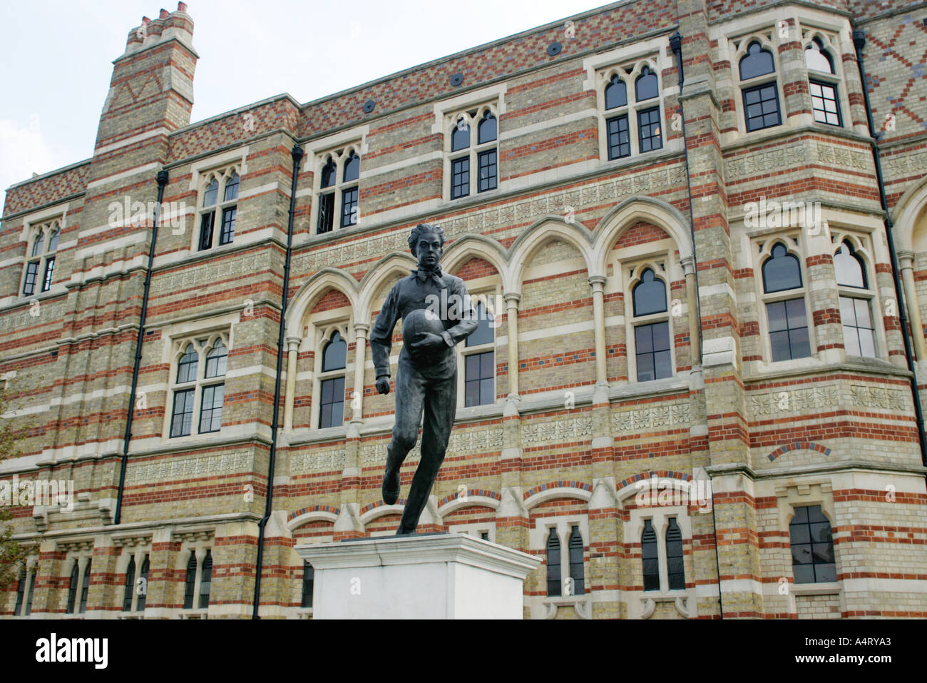 Statue außerhalb Rugby öffentlichen Schule zum Gedenken an William Webb Ellis den jungen, der das Spiel des Rugbyspiels zum Schlusskurs inspiriert Stockfoto