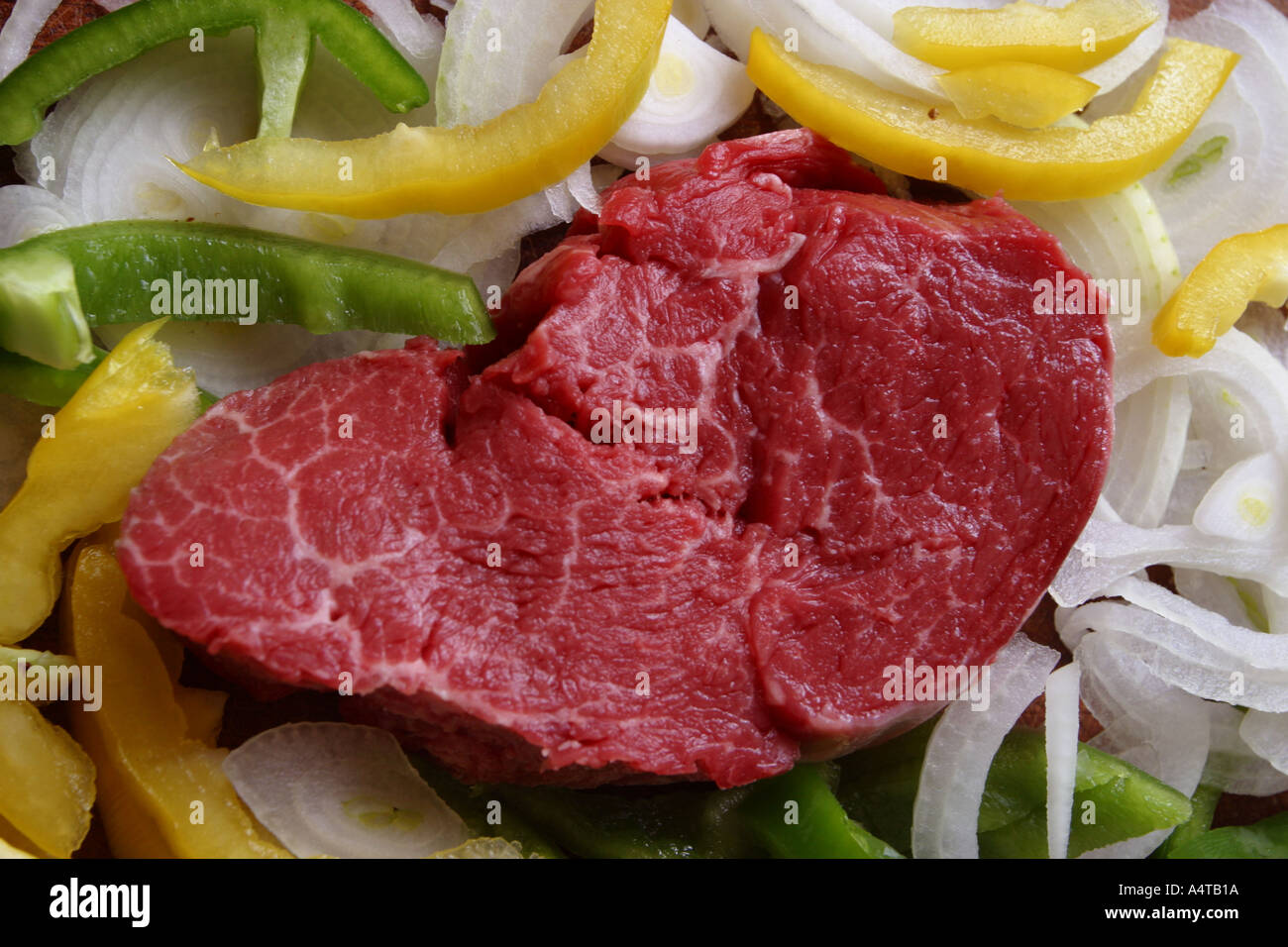 Rohes Rindfleisch Filetsteak Mit In Scheiben Geschnittenen Paprika Und Zwiebel Kochbereit Siehe Bild A4tb1b Fur Gekochte Version Stockfotografie Alamy
