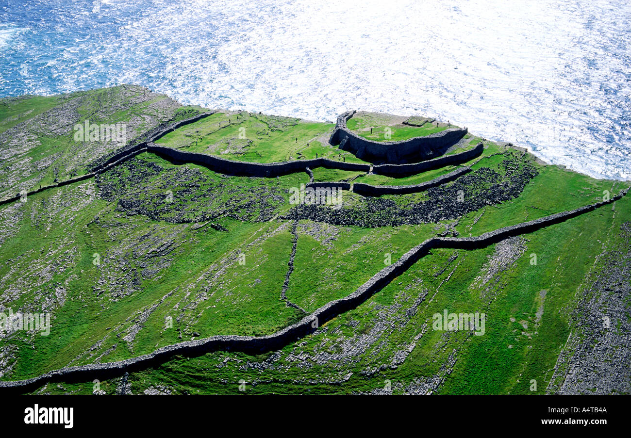 Dun Aenghus alten keltischen Steinkastell hoch auf den Klippen von Inishmore, der größten der Aran-Inseln, County Galway, Irland. Stockfoto