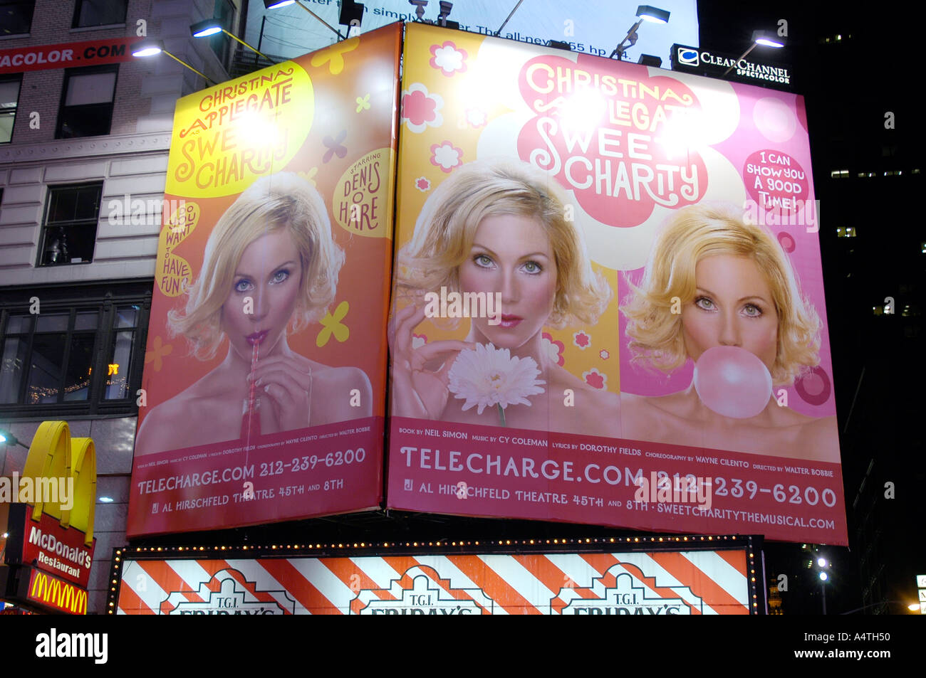 Ein Plakat für Sweet Charity mit Christina Applegate am Times Square Stockfoto