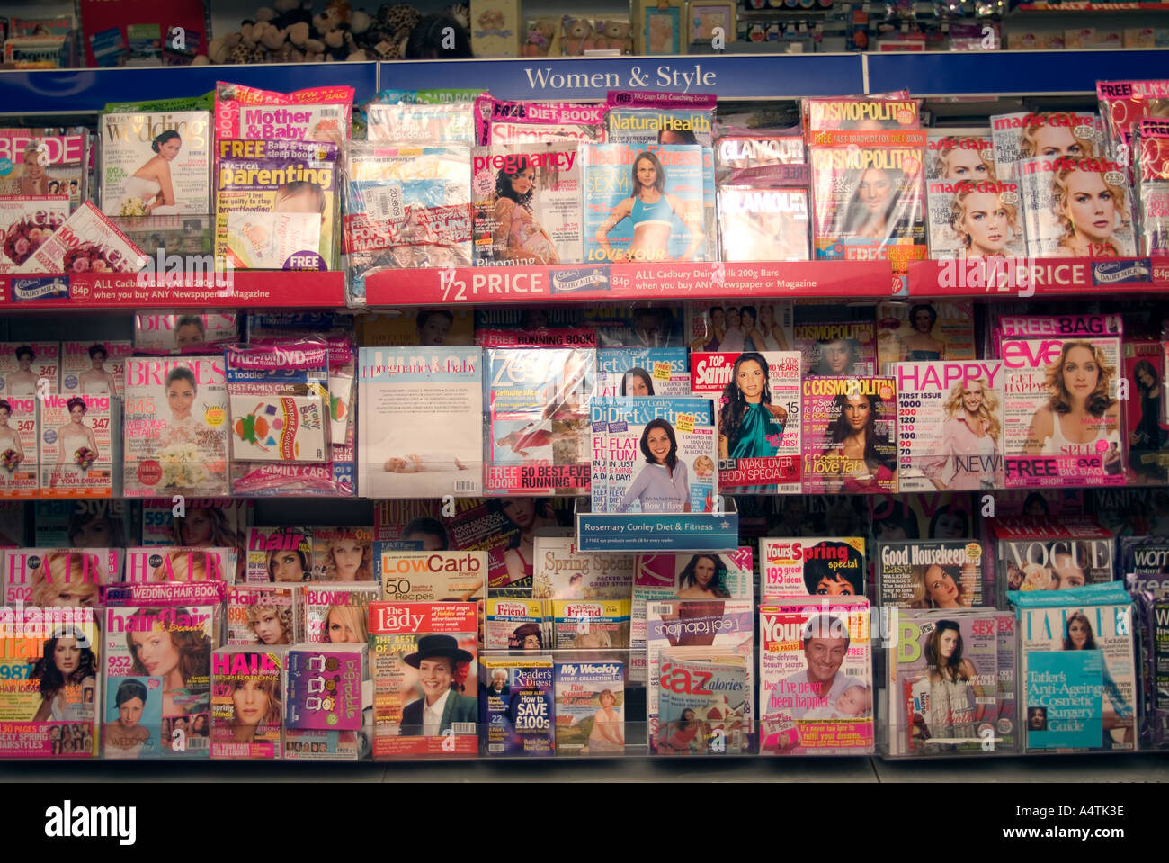 Frauenzeitschriften auf Verkauf in High Street Retail shop WH Smith, Hounslow, Middlesex, UK. Stockfoto