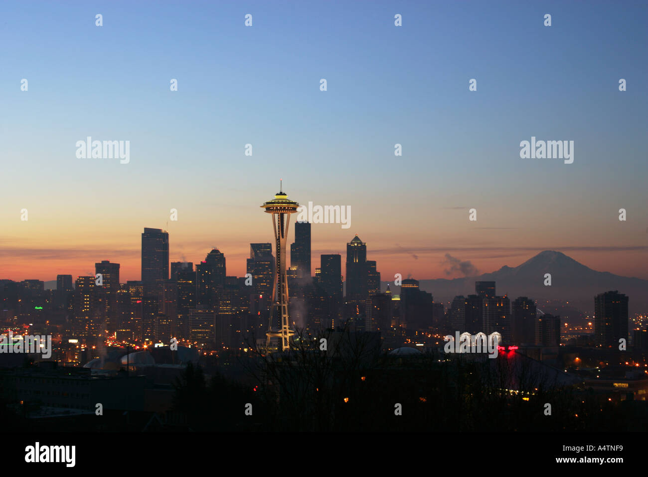 Sonnenuntergang über der Skyline der Innenstadt von Seattle mit der Space Needle von Queen Anne hill Stockfoto