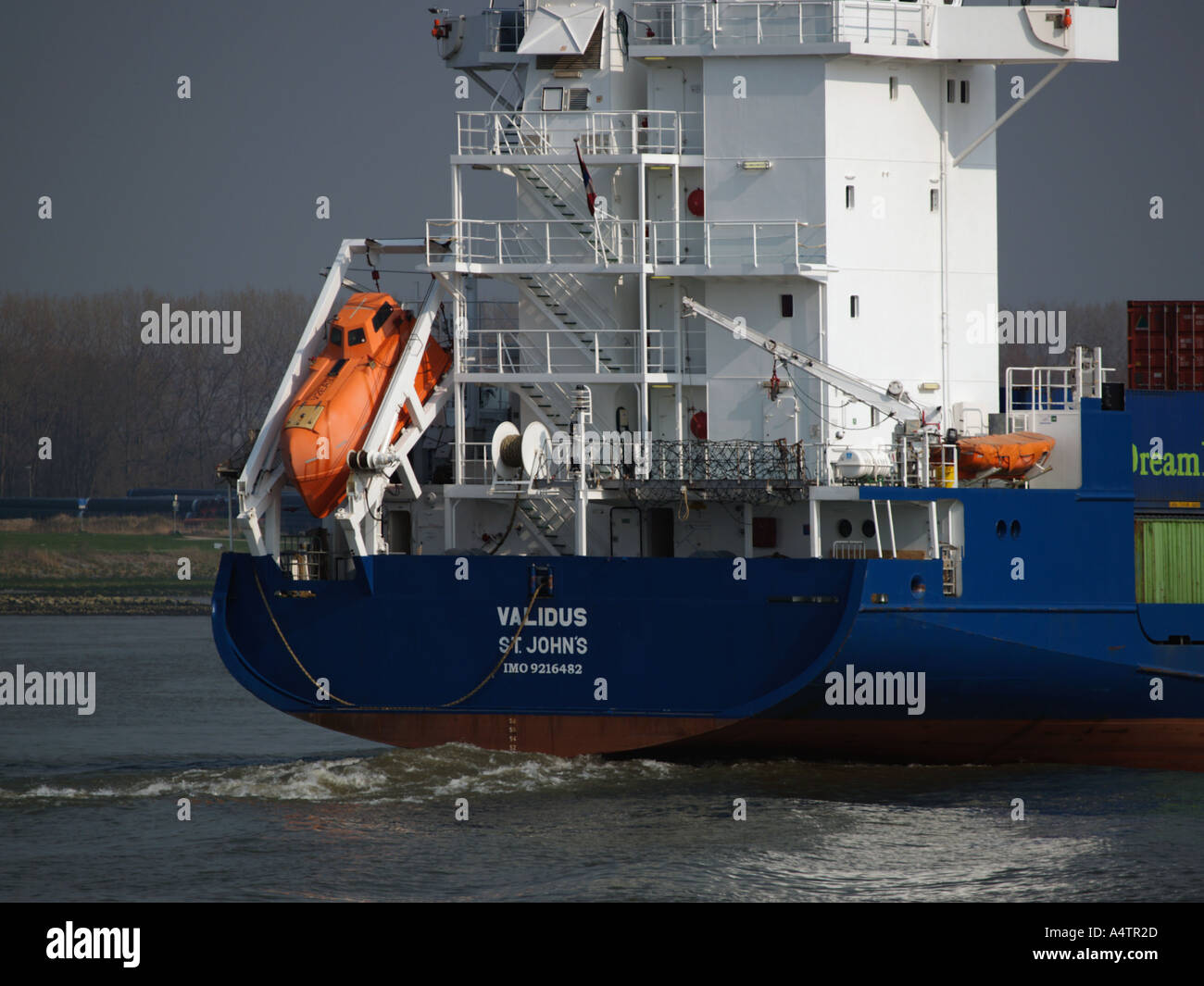 Moderne unsinkbar hell orange Rettungsfahrzeug in eine Rampe am Heck eines großen Containerschiffes Stockfoto