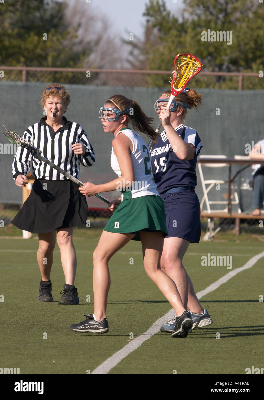 College Frau s Lacrosse Schiedsrichter bläst die Pfeife Stockfoto