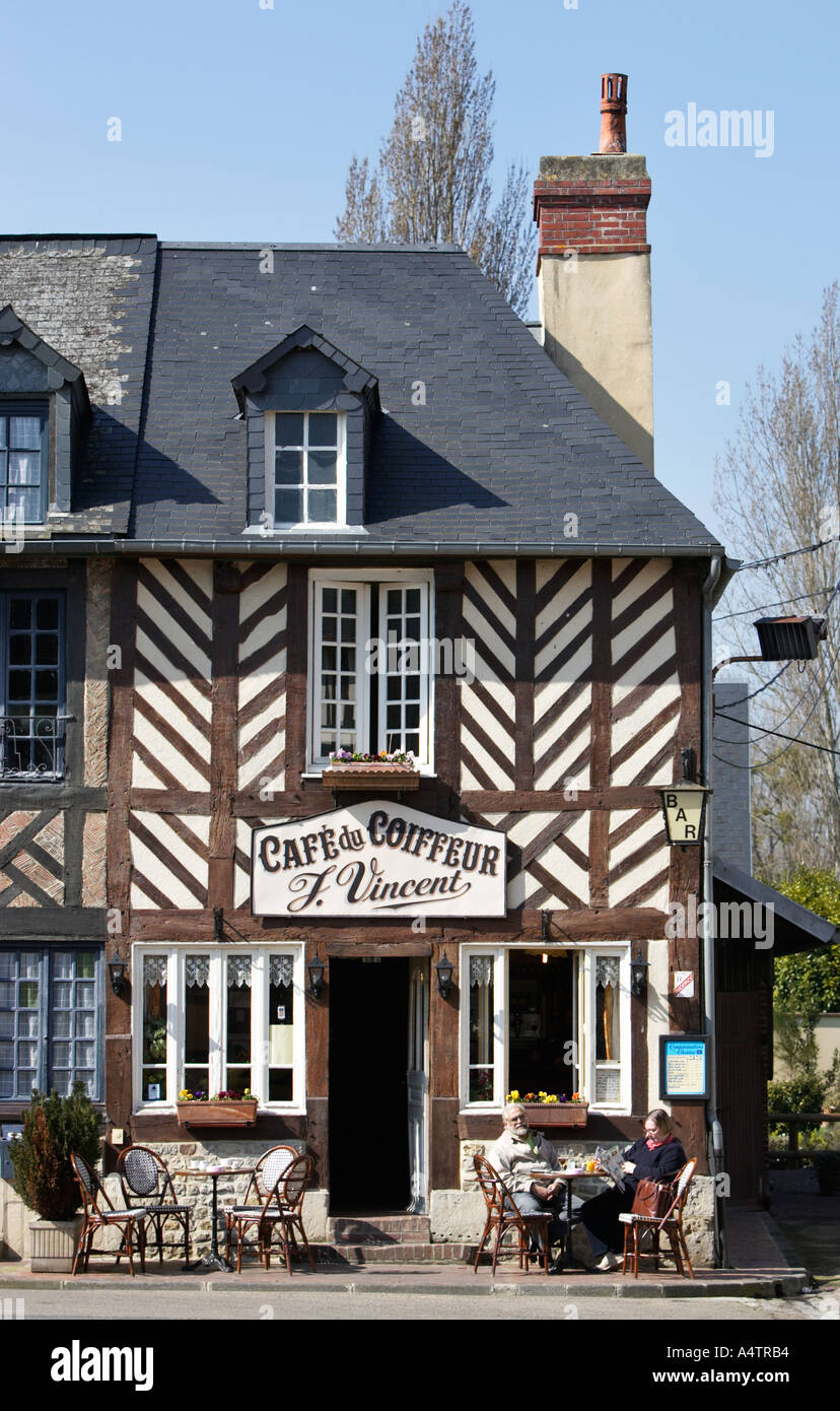 Cafe du Coiffeur in Beuvron-En-Auge Dorf, Pays d ' Auge, Normandie, Frankreich Stockfoto