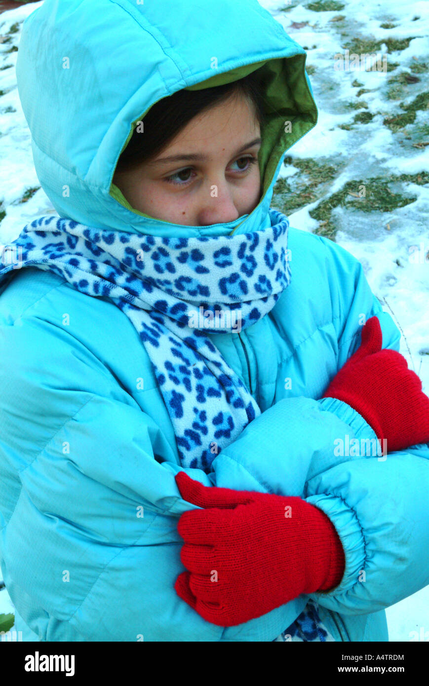 Herr das Kind trägt einen nach unten Jacke Schal und Handschuhe in die eisigen Temperatur im Winter warm zu halten Stockfoto