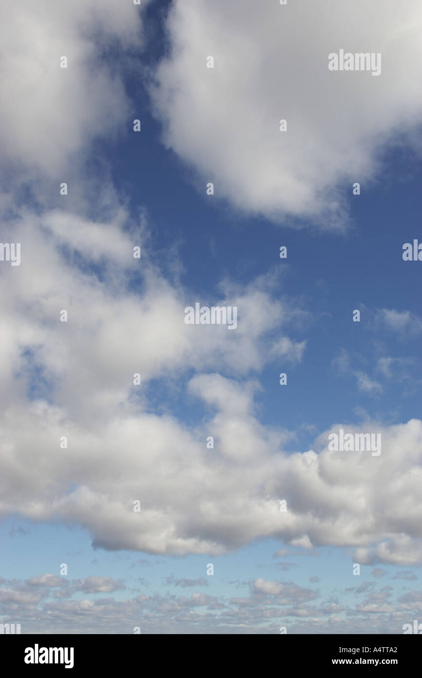 Blauer Himmel mit Cumulus-Wolken Stockfoto
