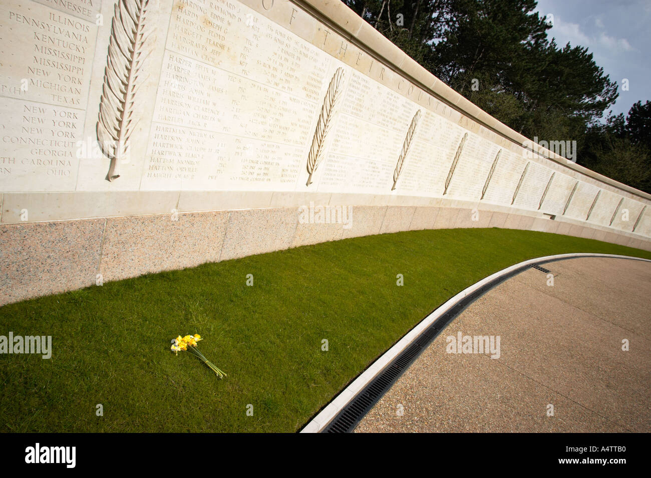 Amerikanischer Soldatenfriedhof, Colleville Sur Mer, Normandie, Frankreich - gravierte Wand im Garden of the Missing Stockfoto