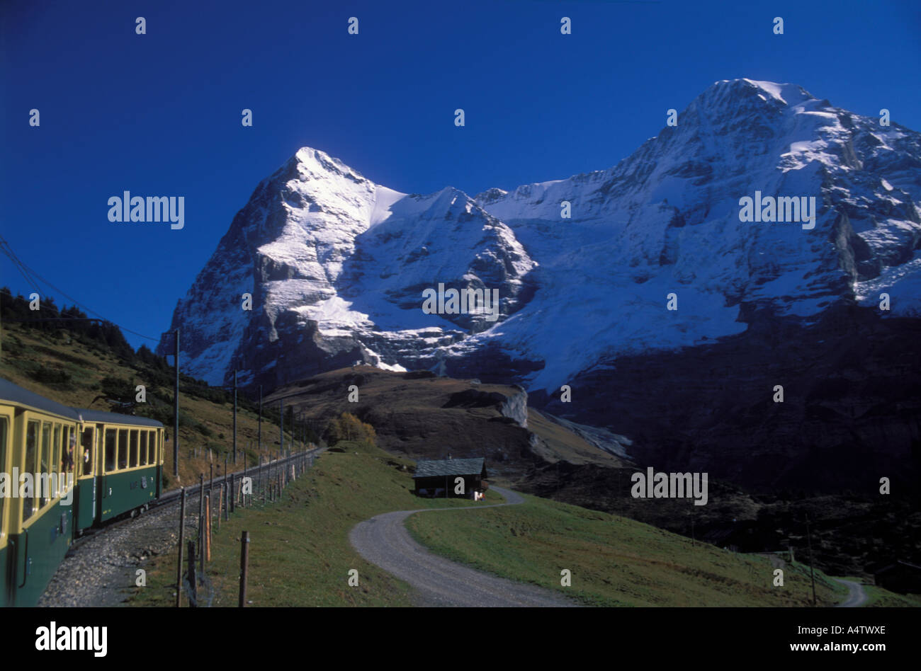 Wengernalp-Bahn in Richtung Kleine Scheidegg mit Berge Eiger und Mönch Berner Oberland, Schweizer Alpen der Schweiz Stockfoto