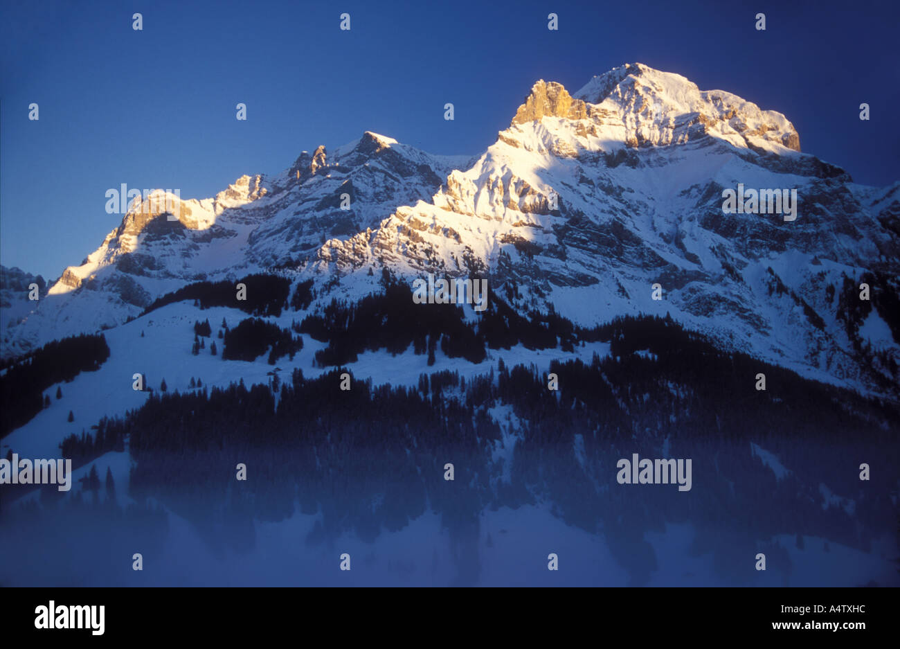 Sonnenuntergang am Mount Hoher Lohner über Adelboden Berner Oberland Winter Berner Oberland Schweizer Alpen der Schweiz Stockfoto