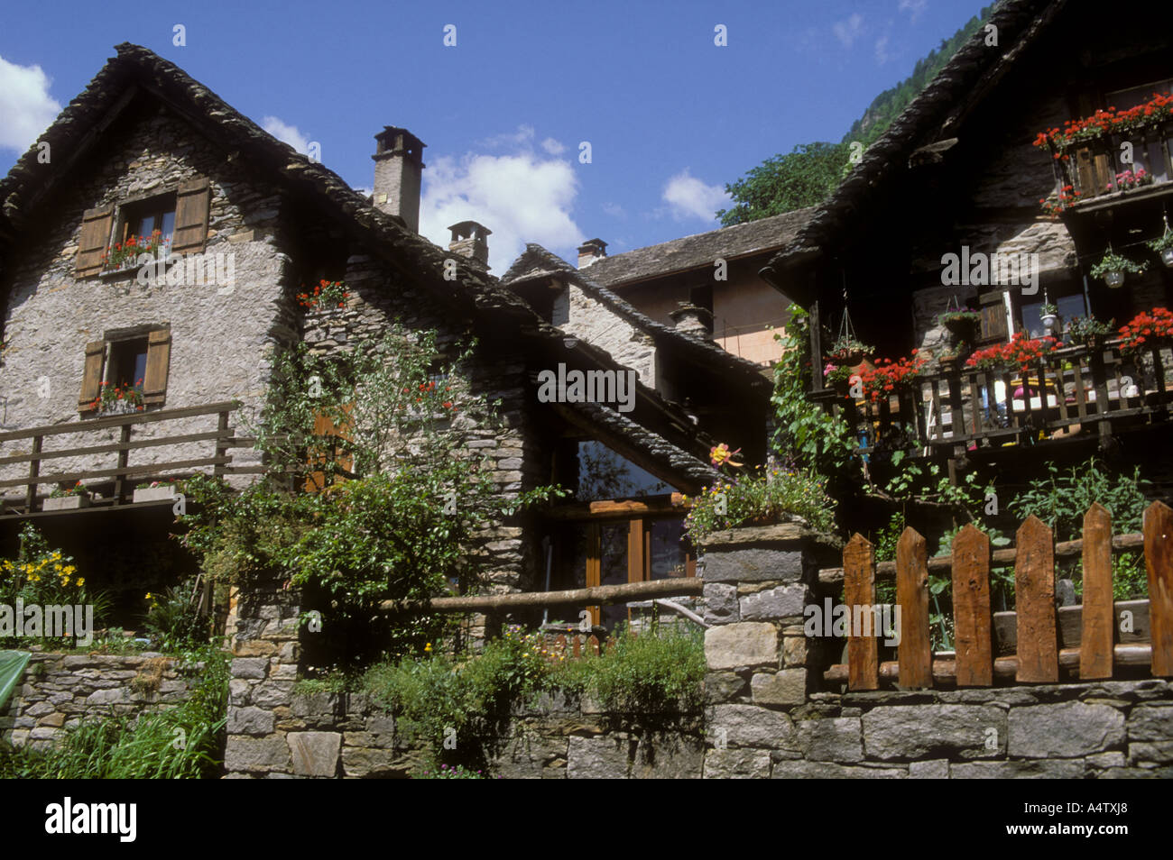 Jahrhunderte alte Häuser in der Stadt Sogogna Val Verzasca-Tal Tessin Schweiz Alpen Südschweiz Stockfoto