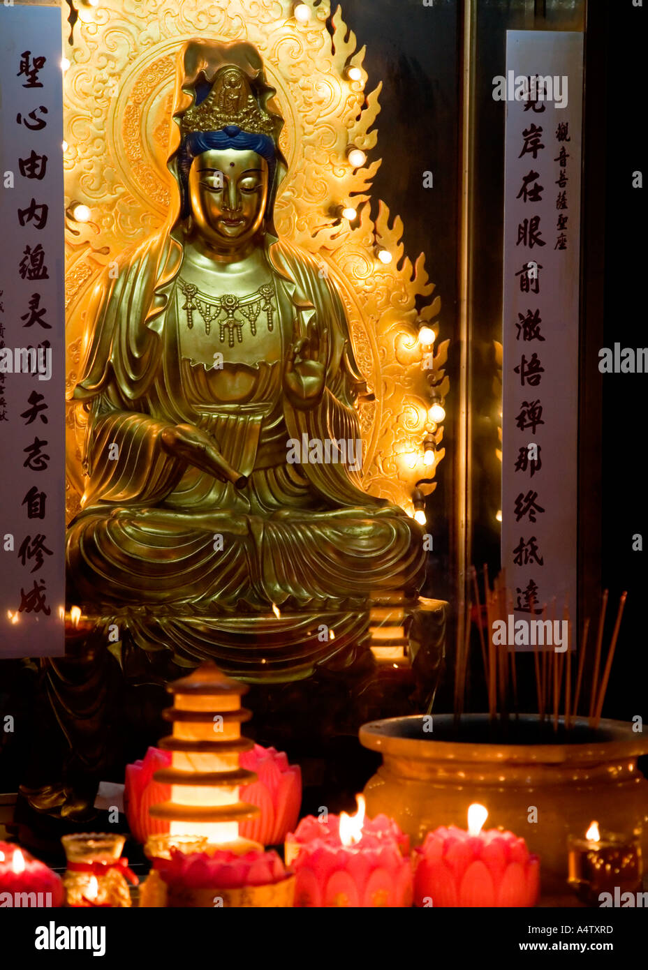 Buddhistische Statue und Kerzen in einer Höhle-Schrein in Ipoh