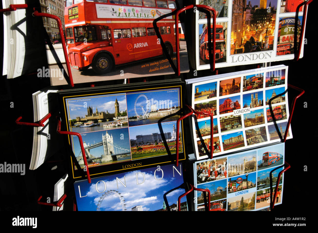 Postkarten auf Display Rack Sehenswürdigkeiten London, England UK Stockfoto