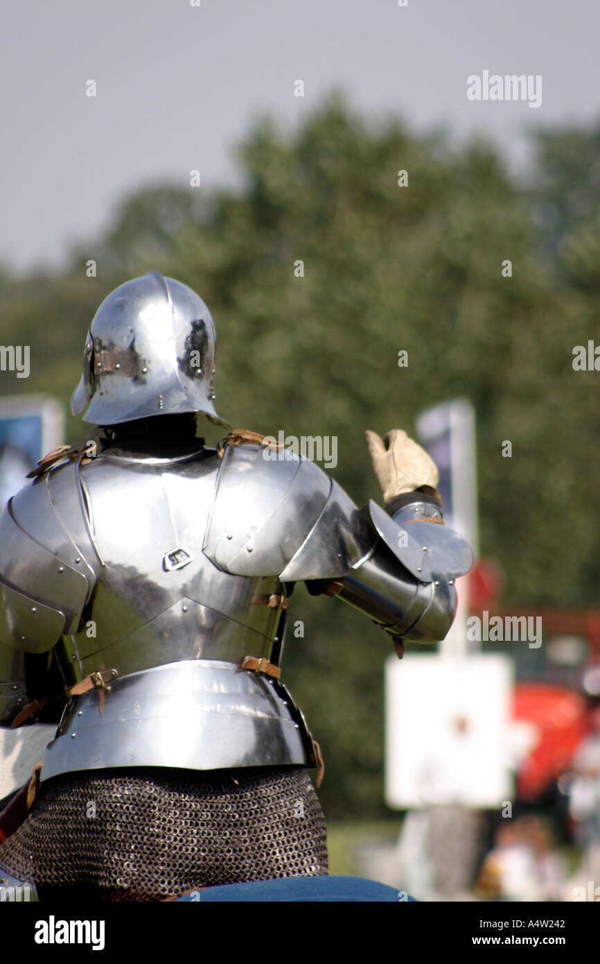Ritter in glänzender Rüstung mittelalterliche Ritterspiele Display Stockfoto