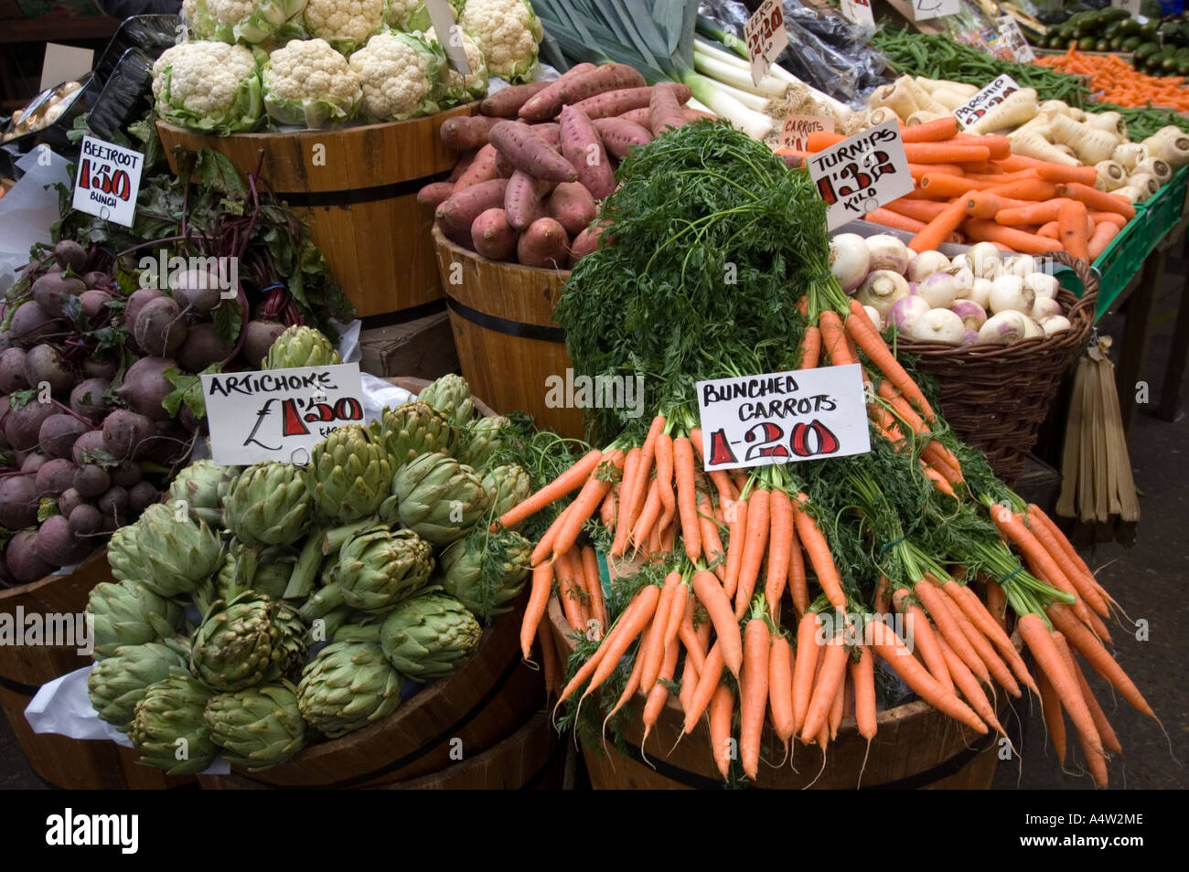Frisches Gemüse für den Verkauf auf Stand auf Borough Market, London England UK Stockfoto