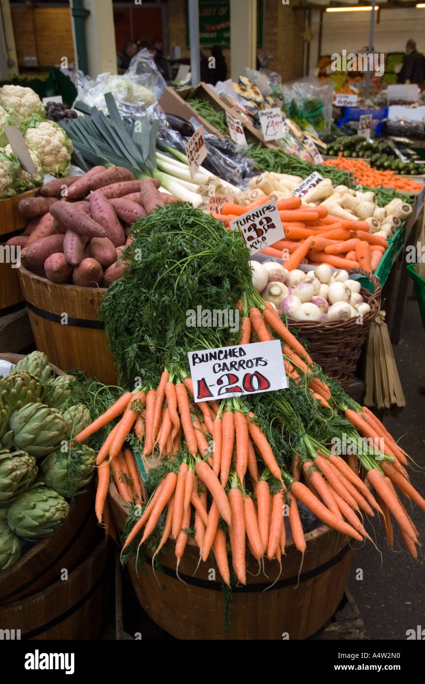 Frisches Gemüse zum Verkauf auf Stall in Borough Market London England UK Stockfoto