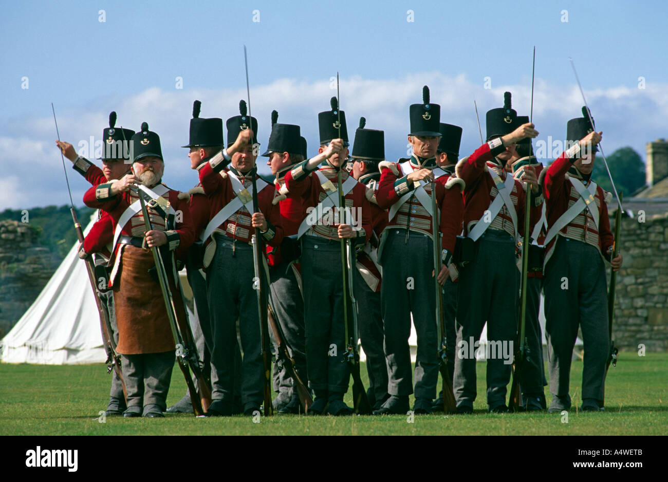 Reenactment der Armee Bohren von der 68. Durham Regiment, Richmond Castle, Yorkshire, Großbritannien Stockfoto