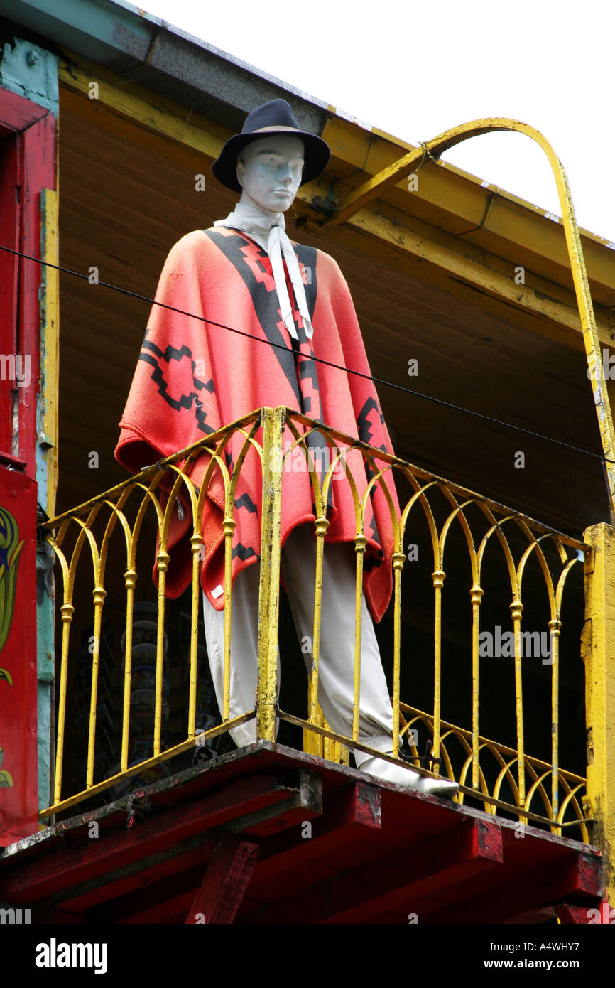 Papier Mache Zeichen schmücken den Balkon eines Hauses in La Boca, Argentia in Buenos Aires Stockfoto