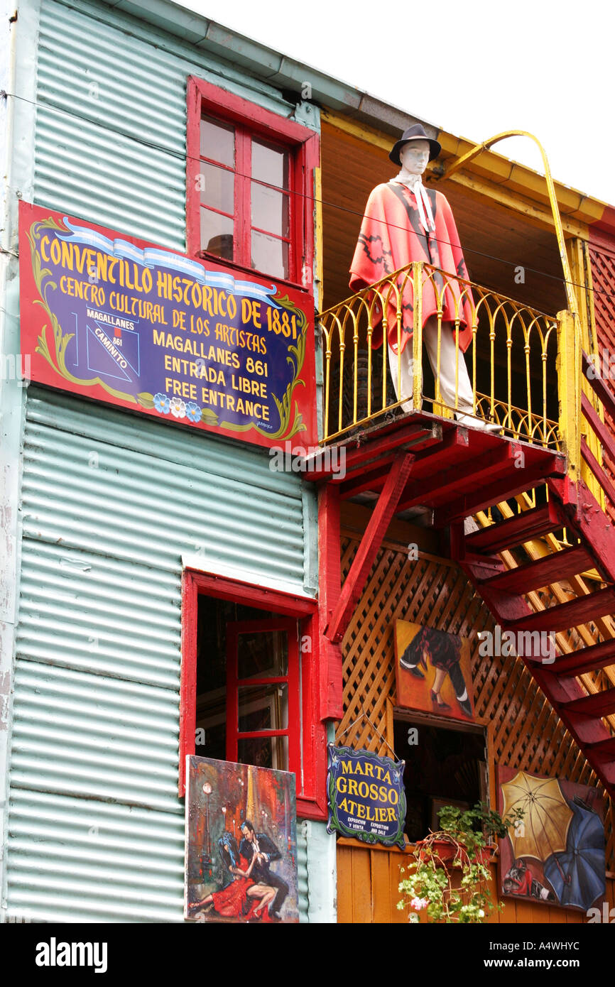 La Boca Bezirk von Beunos Widder Argentinien mit papier Pappmaché-Figuren auf dem Balkon Stockfoto