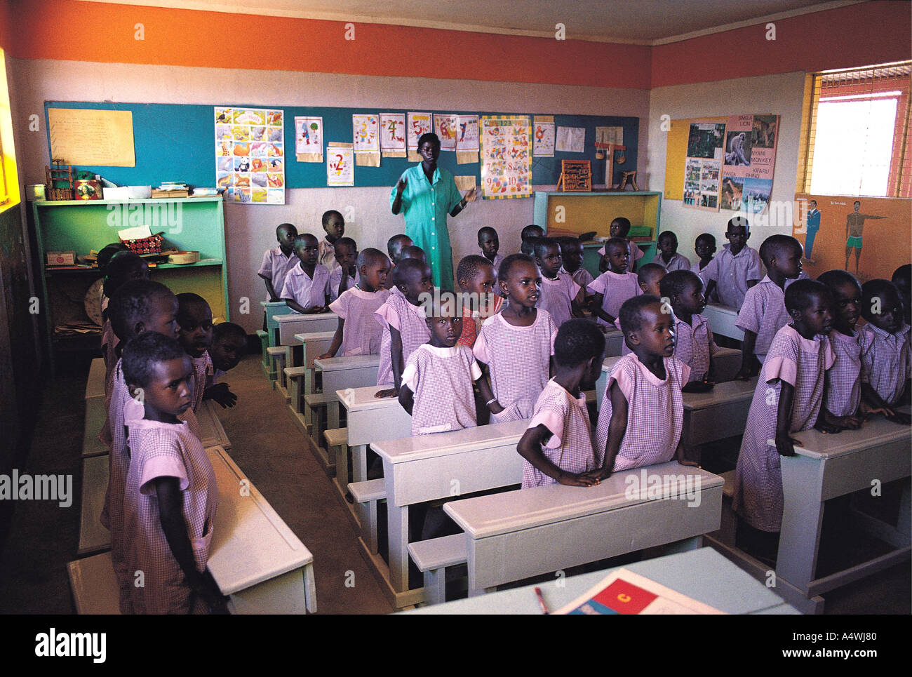 Junge Samburu Kinder mit ihrem Lehrer im Klassenzimmer in katholischen Mission Archer s Post Kenia in Ostafrika Stockfoto