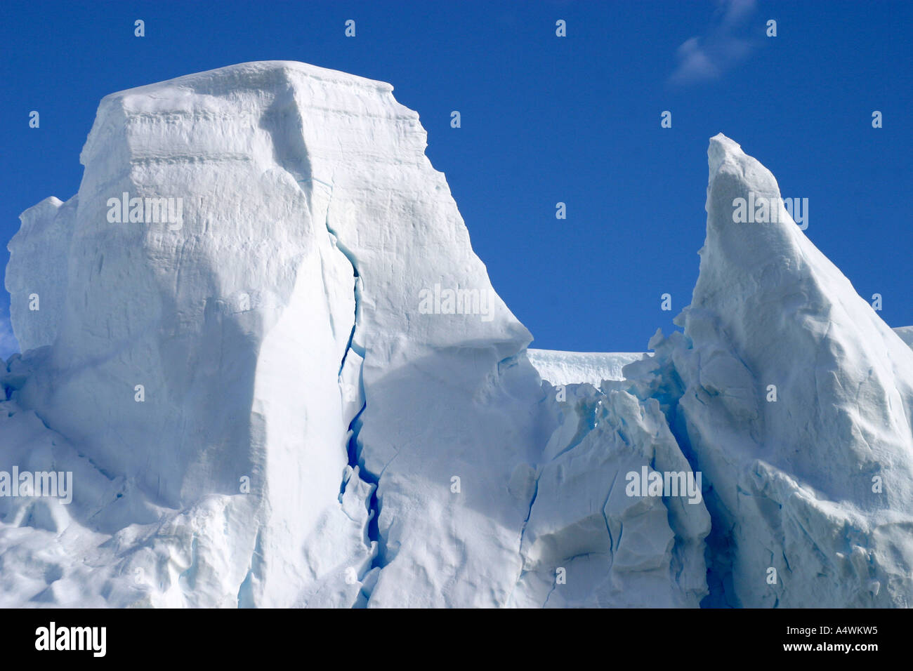 Spektakuläre Skulpturen Eisklippen in der Antarktis gefunden Stockfoto