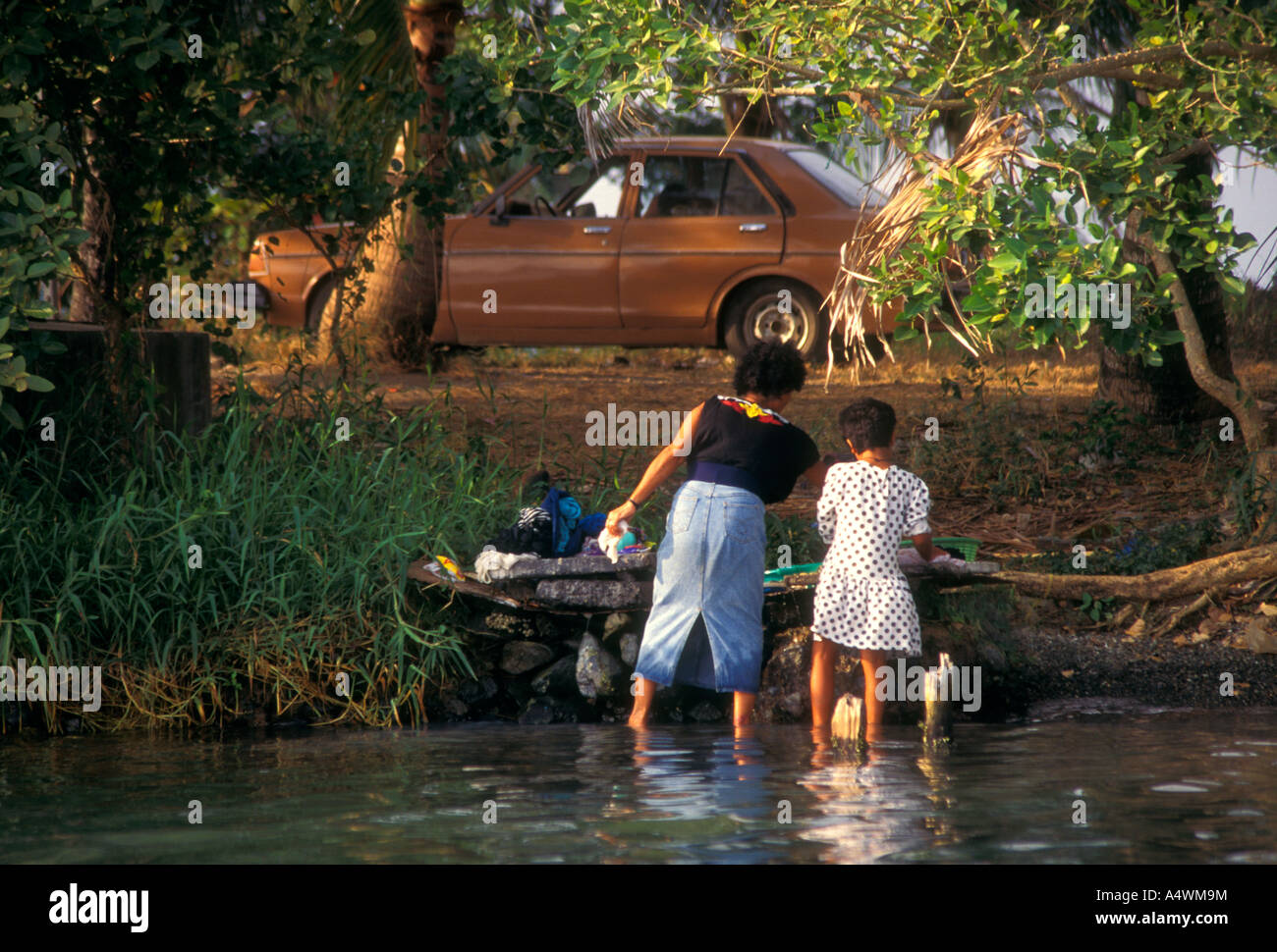 Guatemaltekischen Mutter und Tochter Waschen entlang der Ufer des Rio Dulce, Dulce Fluss, El Relleno, Izabal Department, Guatemala, Mittelamerika Stockfoto