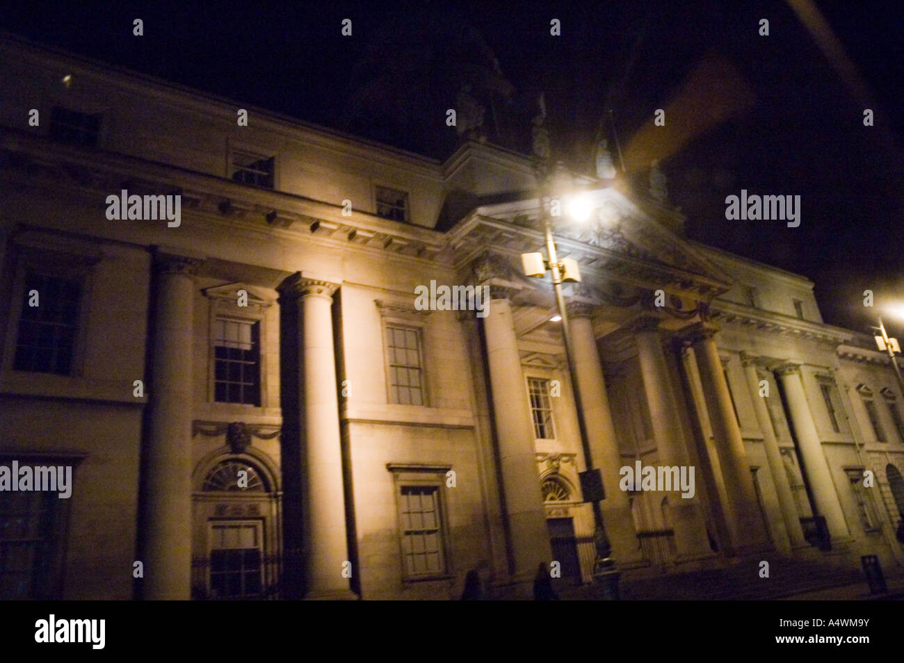 Nachtaufnahme aus dem fahrenden Auto das Zollhaus in Dublin Irland Stockfoto