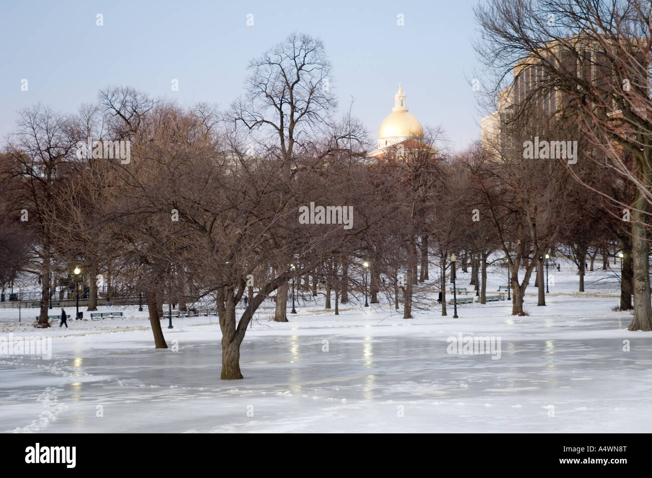 Die Massachusetts State House Kuppel in der Ferne gegen einen verschneiten Boston Common Stockfoto